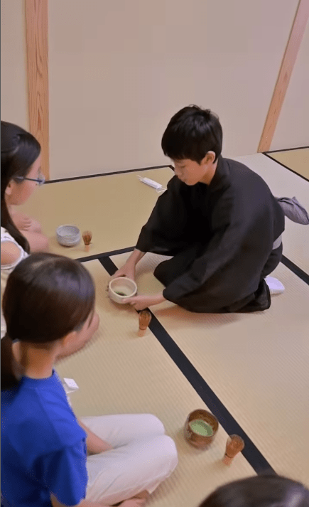 茶道部体验的小学生们把脱下的鞋子整理好,面带紧张地挺直背脊跪坐着
