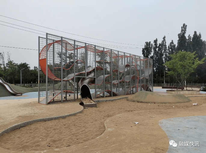 即墨中联运动公园滑梯存安全隐患,桥面上暗藏"陷阱"易受伤!