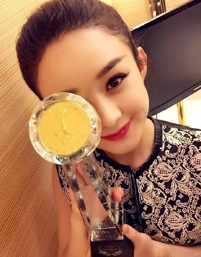 你觉得谁遮脸拍照最好看?返回搜狐,查看更多