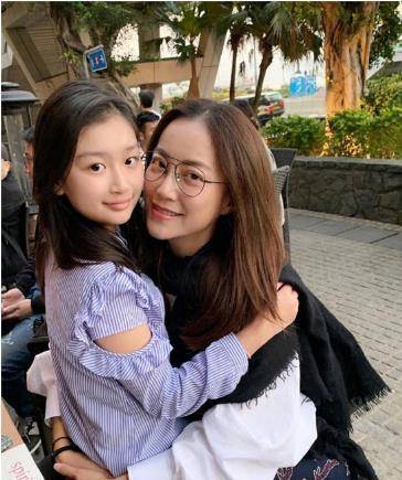 霍汶希自曝不后悔生女儿,单身生下孩子,生父身份成谜_妈妈_容祖儿