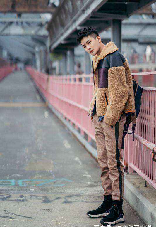 熊梓淇出席纽约时装周的第三套造型,穿羊羔大衣配运动裤,很帅!