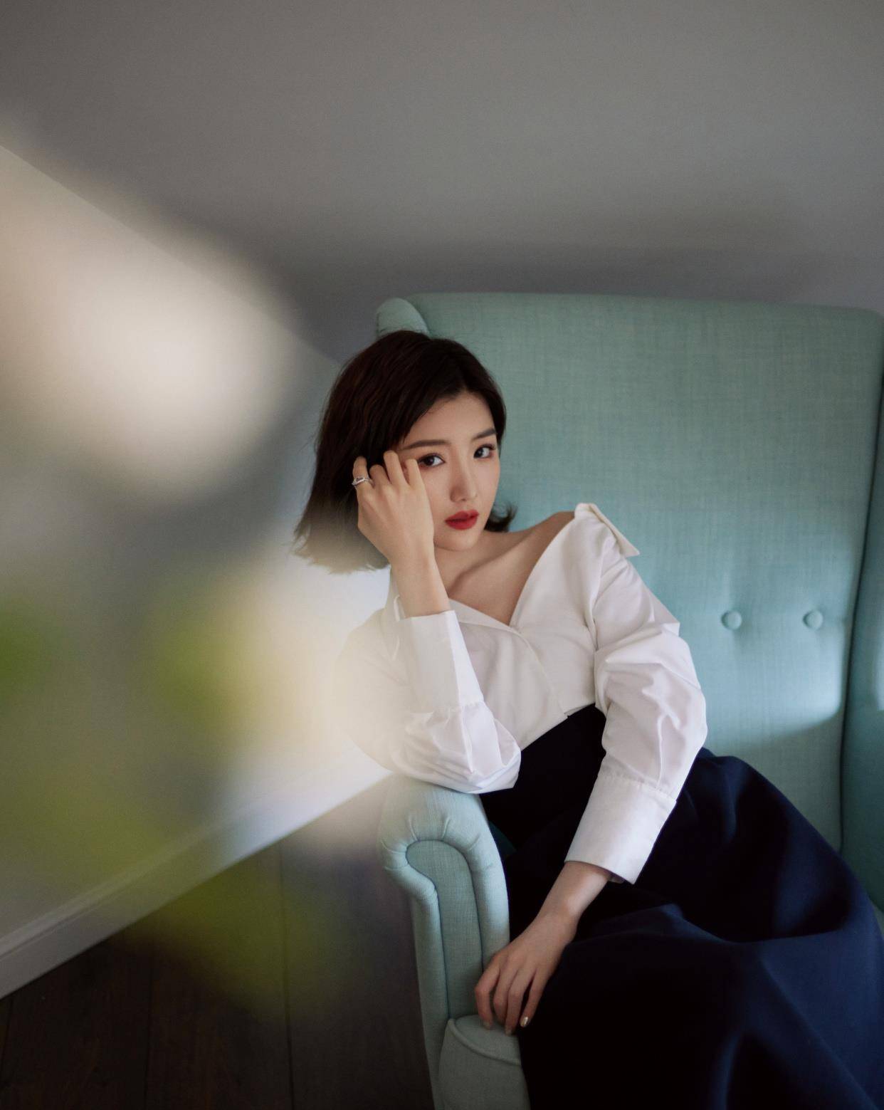 正是因为钟晓芹这个角色的需要,所以扮演者毛晓彤不论从发型还是妆容