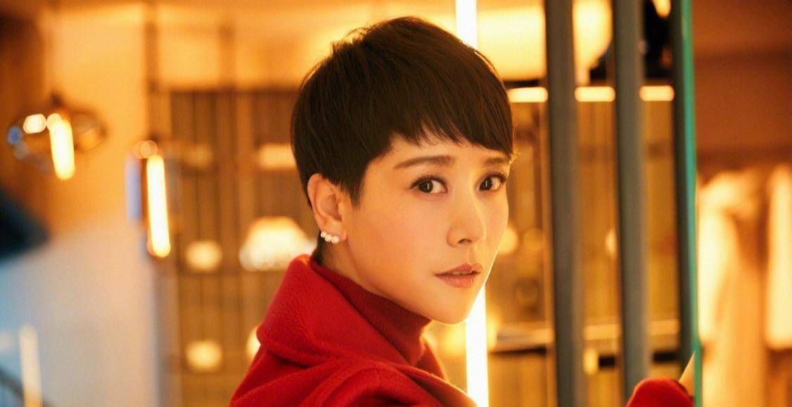 原来43岁薛佳凝近照僵硬,同龄女明星海清知性美,明星越糊涂,老得越快?