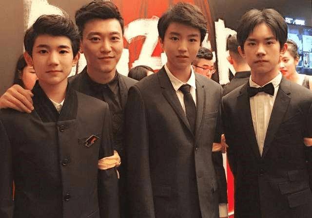 唯独和她嘴角掩饰不住的笑_tfboys_笑容_晚会