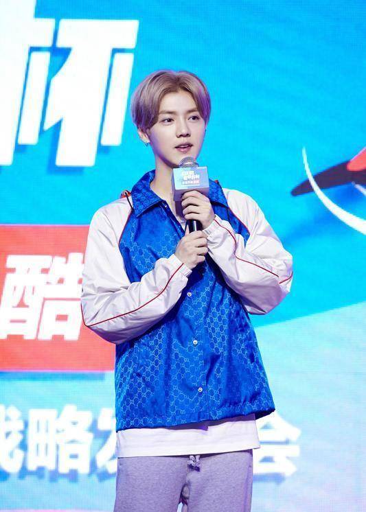 除了央视直播的解说员贺炜,洪钢,朱晓雨,刘嘉远,曾侃以及嘉宾杨晨