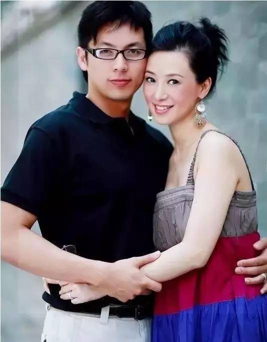 亚姐冠军翁虹晒美照,被小三岁丈夫宠成少女,女儿有一股混血风