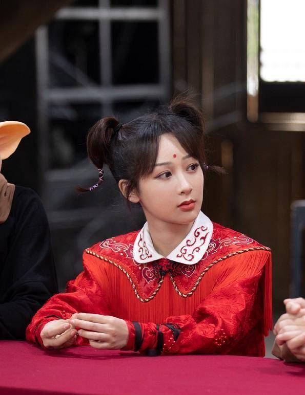 杨紫和六小龄童同框,被前辈当面夸赞,紫妹临场反应