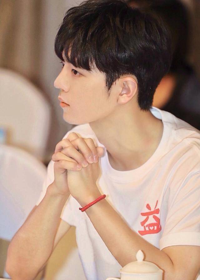 肖战亮相重量级大会,被认可的正能量偶像,根正苗红!_活动_都会_风波