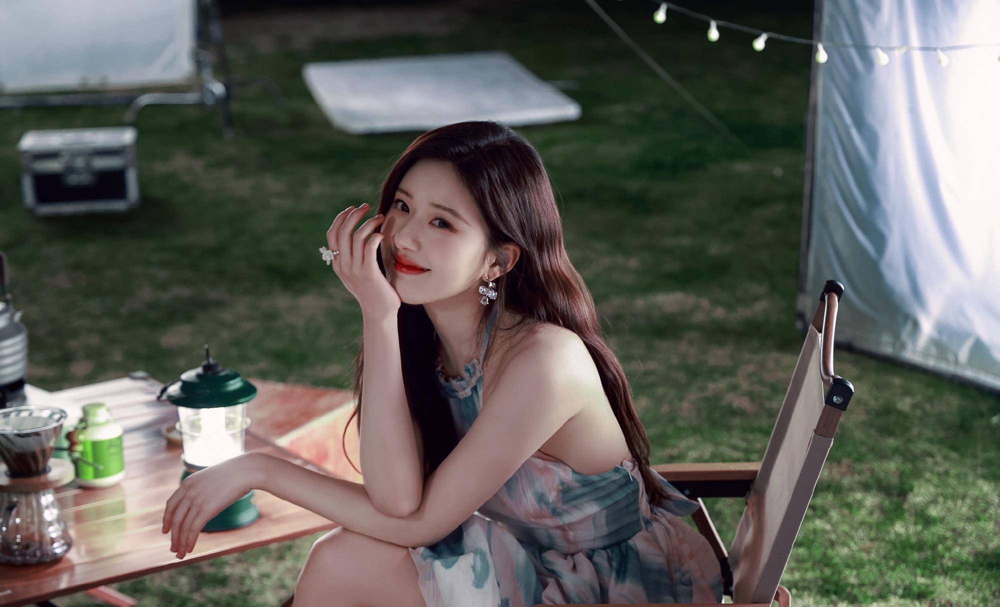 姚敏春写真,模糊蓝色纱裙,美丽知性,甜美可人_赵露思_照片_身材