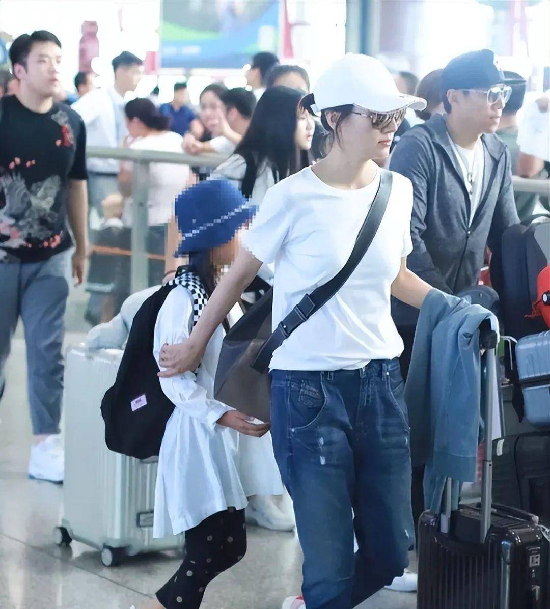 袁泉一家三口走机场,穿烂大街款看似随意却很时髦,女儿长腿像妈_造型