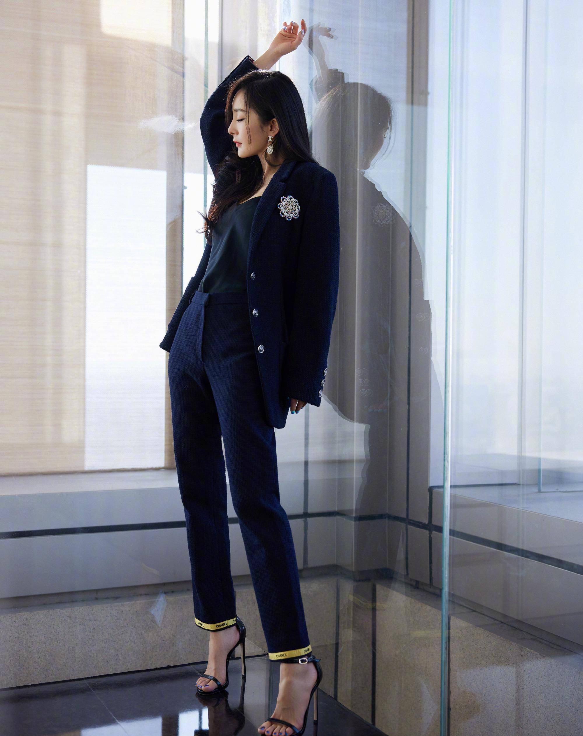 杨幂为发起漫画腰挑战道歉,双排扣西装配厚底鞋,不愧85后大花_身材