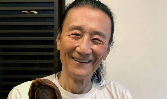 谢贤84岁终于摘下墨镜和高领