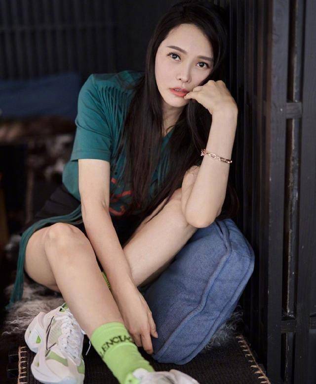 伊能静真有50岁?穿休闲装活力,换上粉色薄纱裙更少女!_造型_个性_时尚