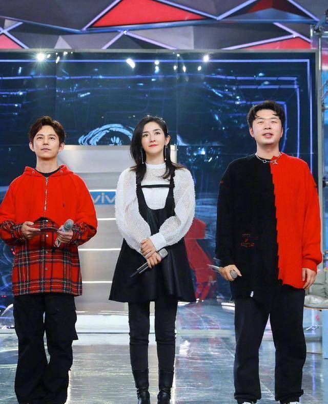 谢娜挺二胎孕肚上节目!