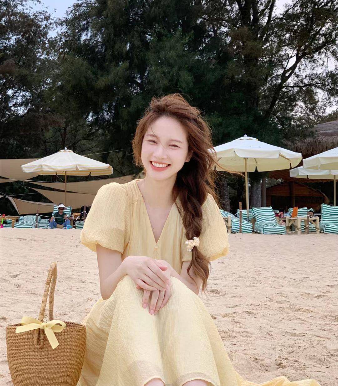 夏天穿裙子应该穿什么发型?尝试一下单边麻花辫,甜美温柔又减龄