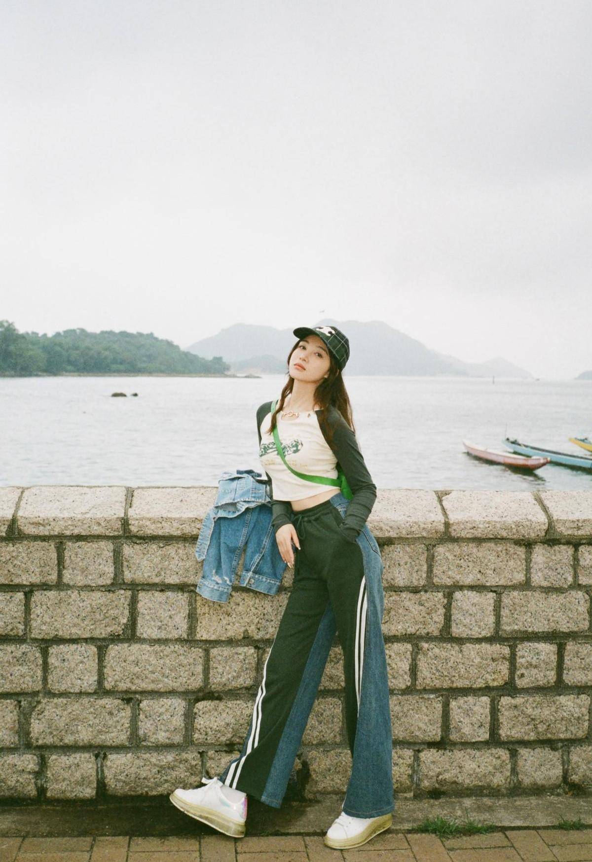 孙嘉璐荡秋千,笑容纯真,一身牛仔造型甜美酷俏皮,治愈力max_运动_女孩