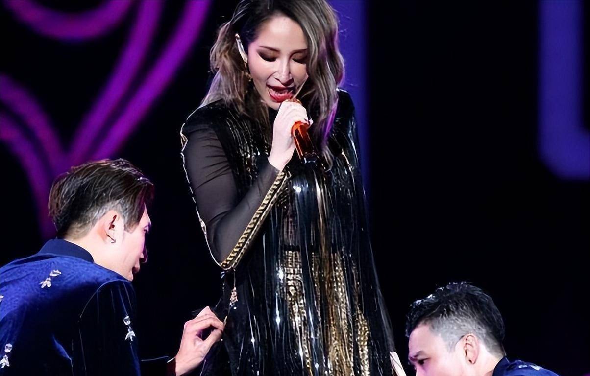 色是刮骨钢刀,43岁萧亚轩脸凹色老,网友:"纵欲过度"的代价!