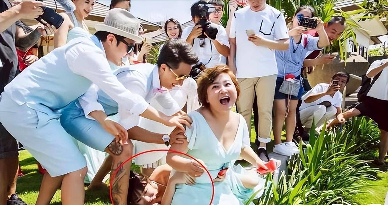 "闹伴娘"风波过去7年,柳岩终于翻身,包贝尔夫妇和伴郎们呢?