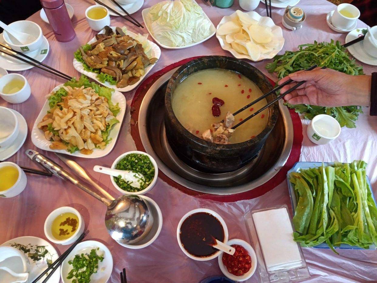 原创            林芝有一种民国传下来的美食，用石头做煮具，名叫鲁朗石锅鸡