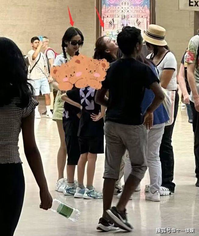 卢浮宫偶遇baby母子,麻花辫造型宛如少女,小海绵近照像黄晓明_网友