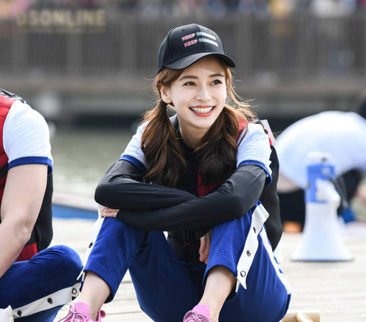 从更新的动态可以看到,已经34岁的杨颖,穿着比基尼大秀身材,看样子