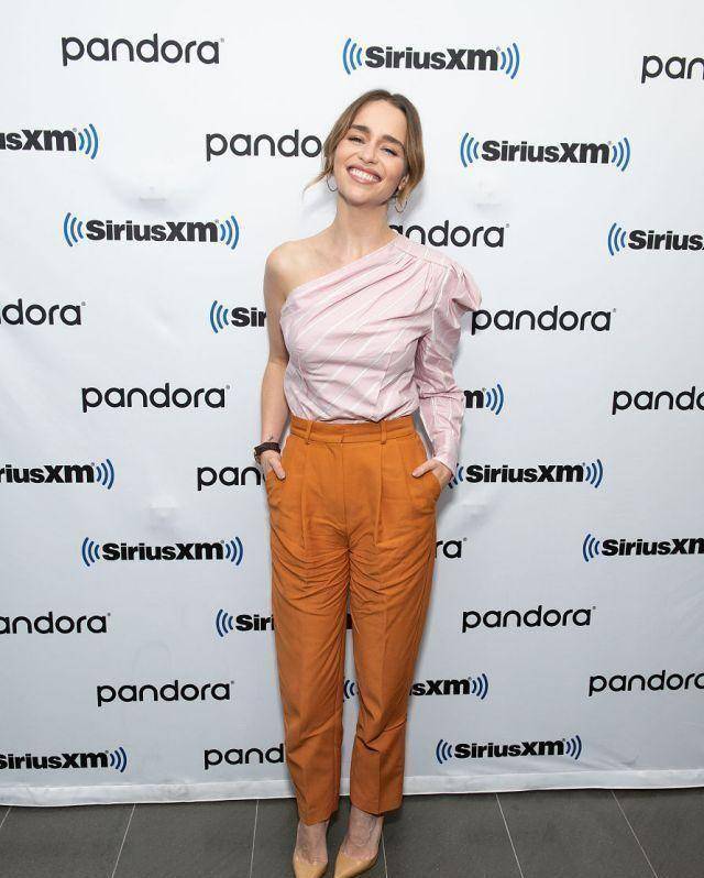 "龙妈"艾米莉亚做客节目被主持人逗乐张嘴大笑又成表情包_身高_小个子