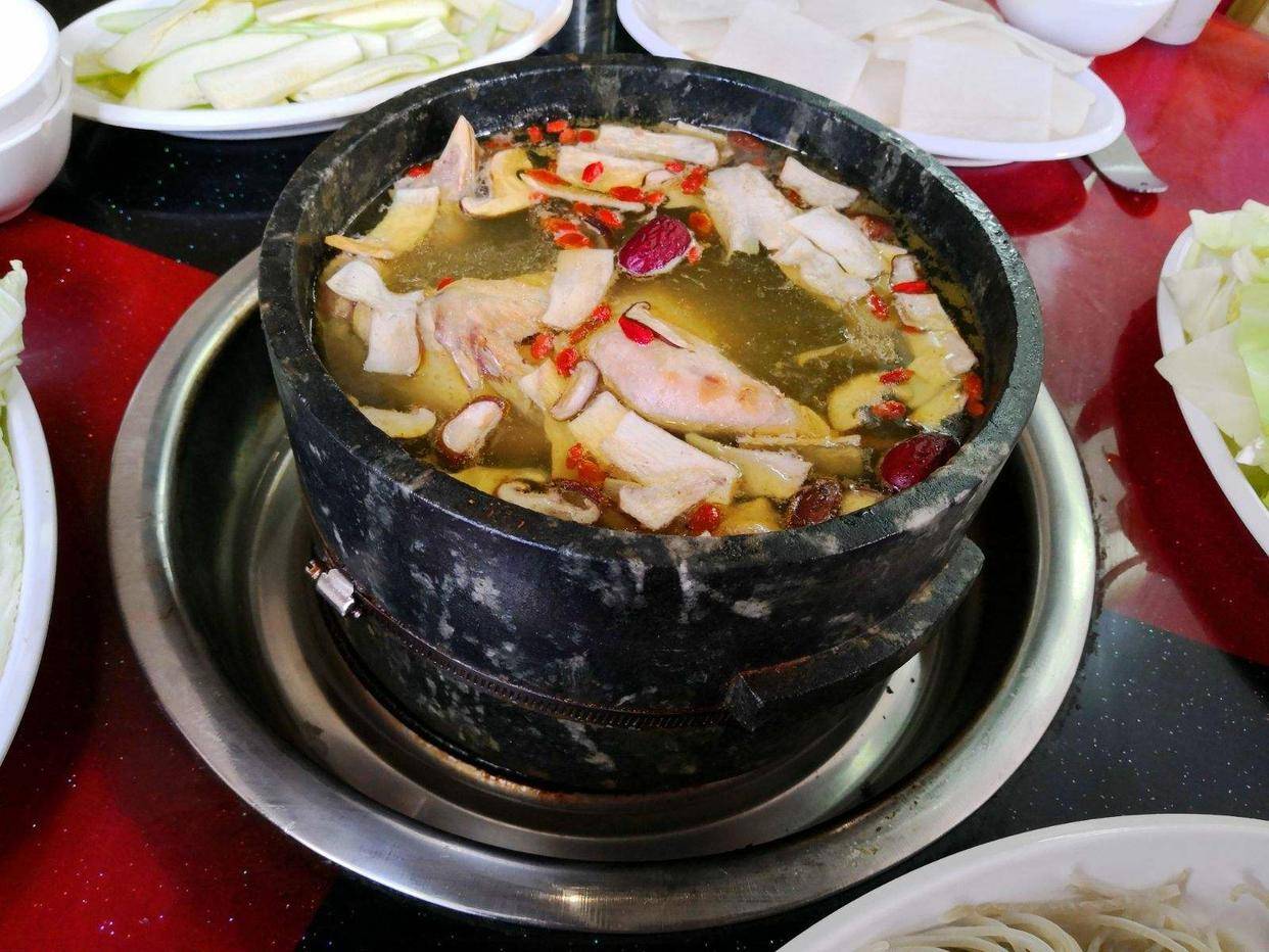 原创            林芝有一种民国传下来的美食，用石头做煮具，名叫鲁朗石锅鸡