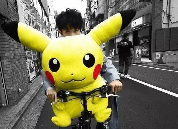 易烊千玺骑自行车载皮卡丘,胖虎抢镜,被粉丝调侃挡胖虎镜头!