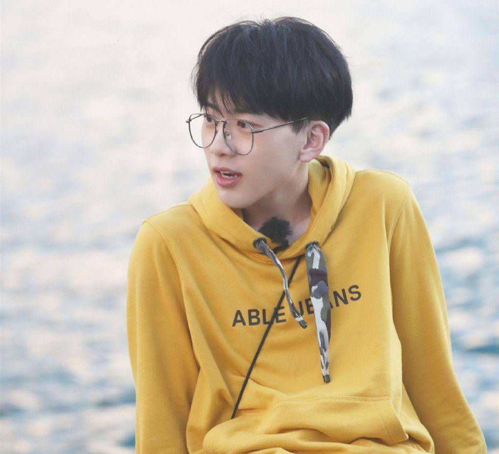 此前曾多次同行,曝其需靠对方安排工作_话题_henry_王嘉尔