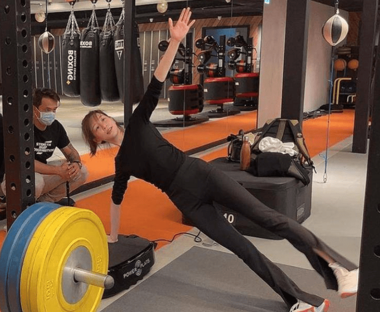 41岁王心凌自曝体重28kg!