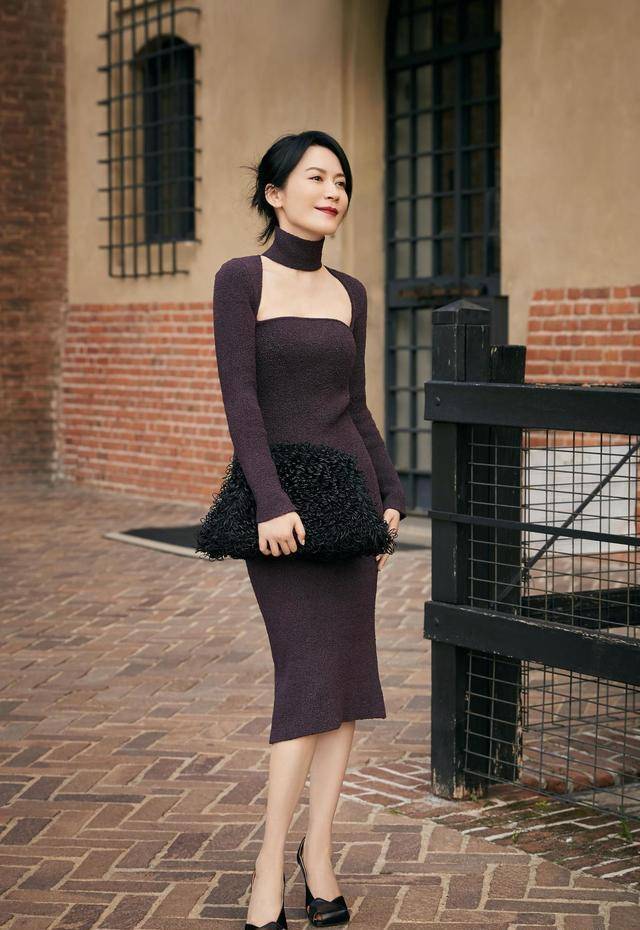 俞飞鸿一袭香芋紫连衣裙亮相,配斜刘海盘发气质优雅,美到骨子里_衣服