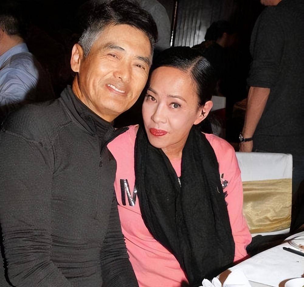 68岁周润发携女友走红毯!