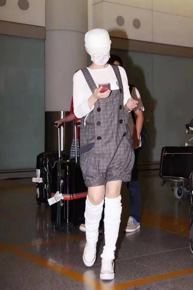 许晴带助理现身机场,只要她不打电话,别人肯定把她认成错换少女_李玟