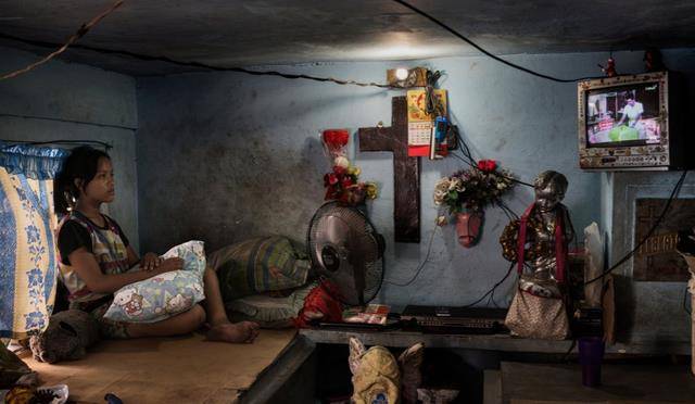 菲律宾"活死人区":1000万人住公墓内,棺材上睡觉,扔死人骨头_生活