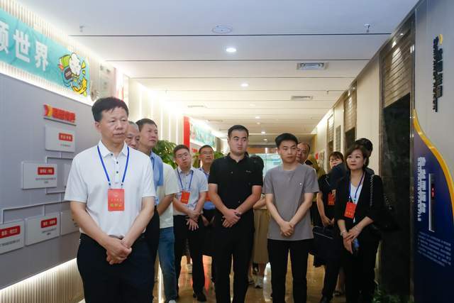 郑州市二七区人大常委会主任吕安民一行莅临梦尔达科技集团走访调研