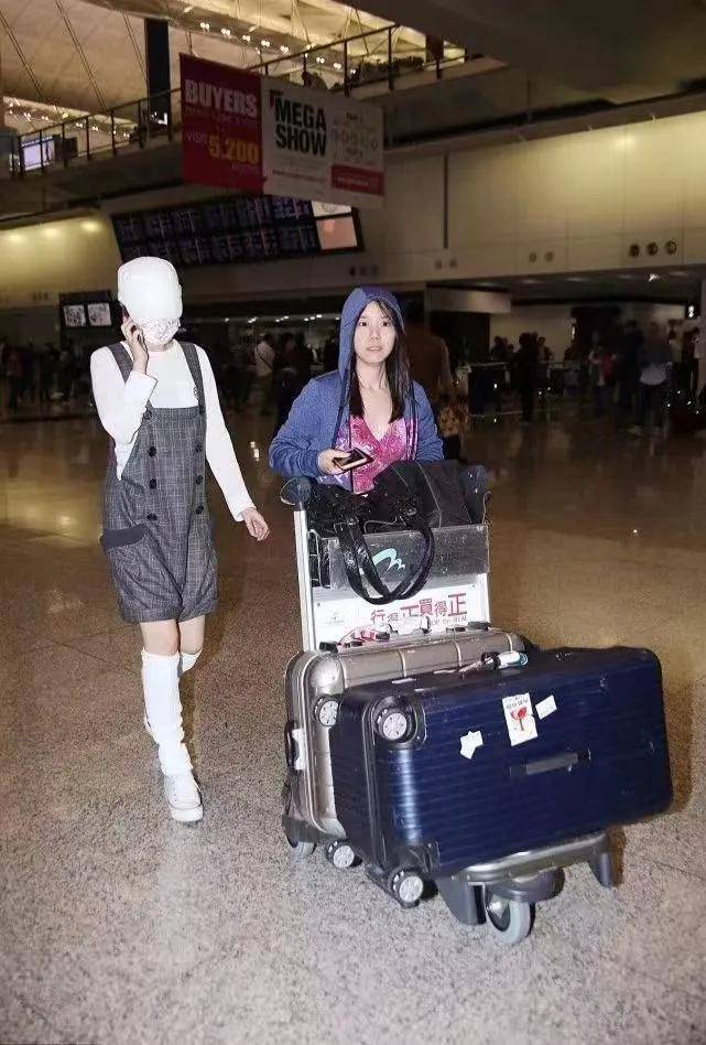 许晴带助理现身机场,只要她不打电话,别人肯定把她认成错换少女_李玟