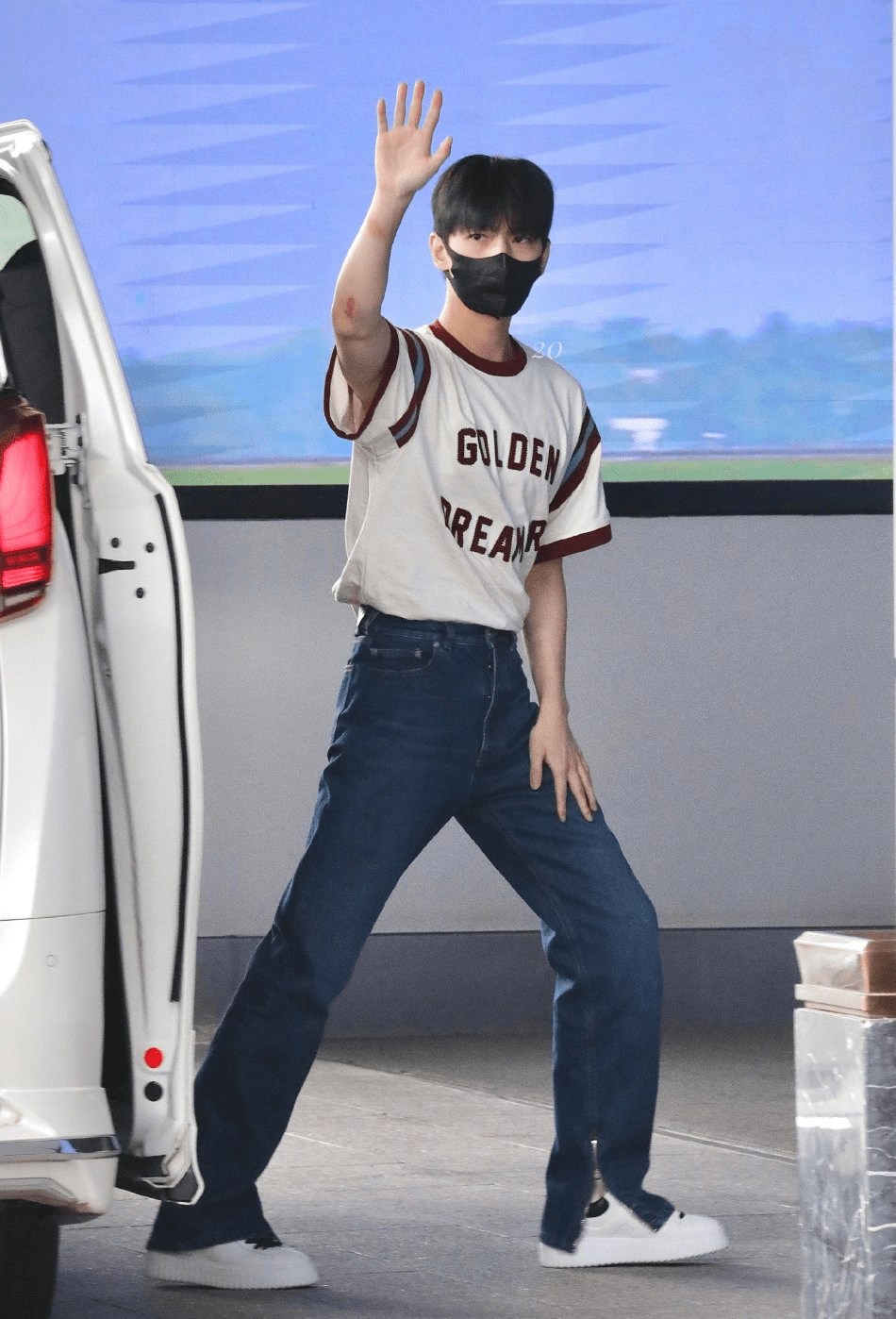 杨洋机场路透曝光,右手出现红色伤痕,粉丝担心他的受伤情况_照片_回应