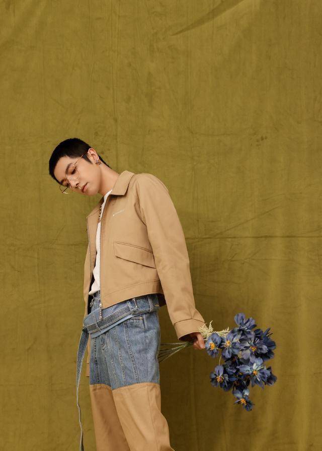 华晨宇留寸头戴金丝边框眼镜张扬帅气_绅士_鲜花_新造型