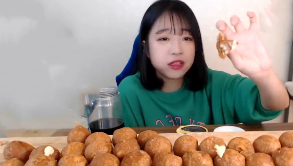 大胃王吃200个"章鱼丸",放镜头前露馅了,网友:我也能吃完!