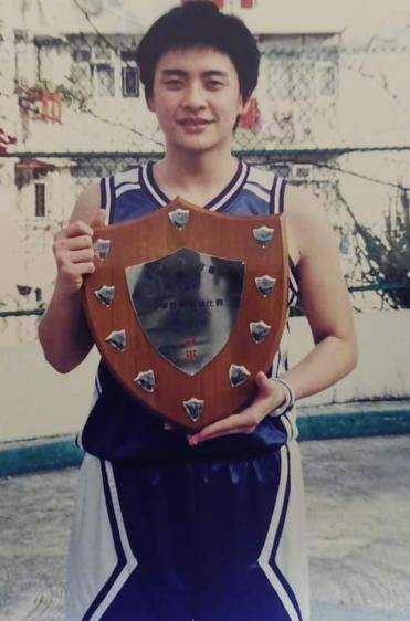 黄宗泽1980出生于中国香港,小时候一直与妈妈生活在一起,几乎很难与