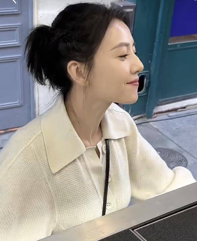 高圆圆在巴黎偶遇,路边吃刀削面,飞机上练瑜伽,完全素颜_珠宝_穿着_女