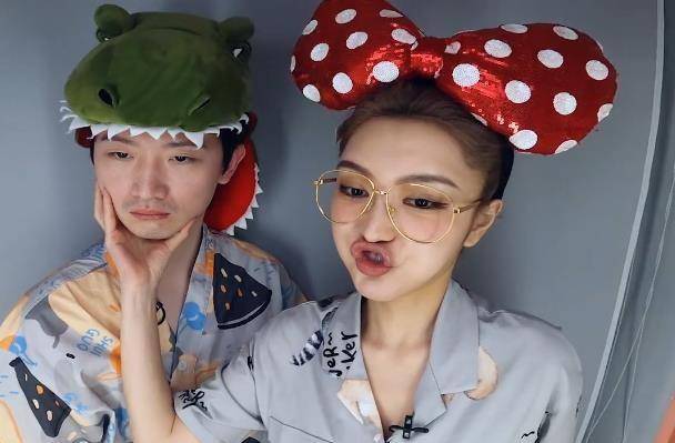 周扬青不化妆录节目,素颜皮肤无敌,眼皮上的疤痕却令罗昊笑出不来