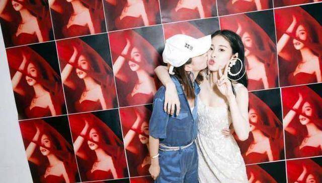 赵丽颖牵手张碧晨,对方脸上的红唇印亮了_演唱会_颖宝_开心