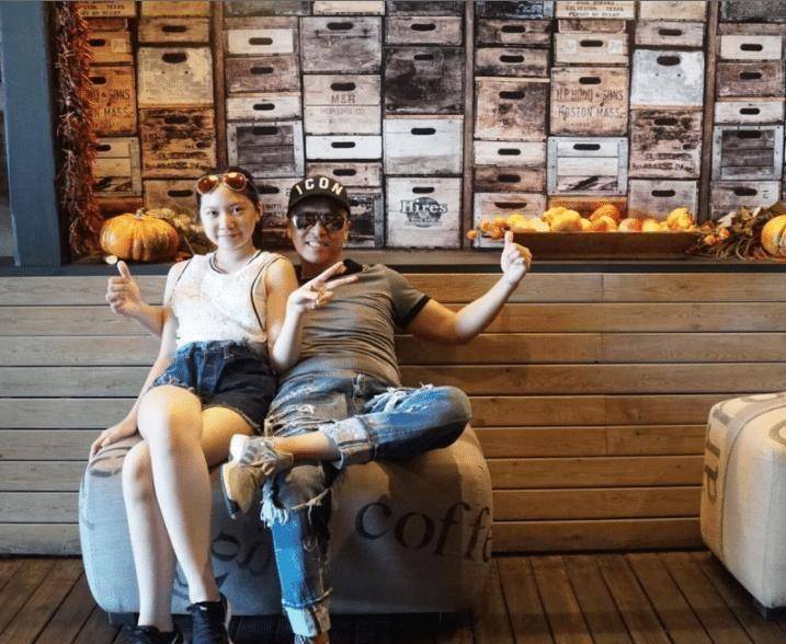 分别是17岁的女儿甄济如(jasmine)和13岁的儿子甄济嘉(james)