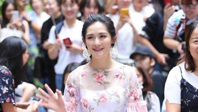 这4位女星同台,腿粗的永远是亮点,谢娜腿比佟丽娅粗一圈_赵薇_贾玲才