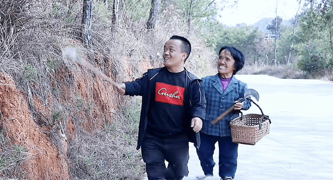 近日,网红"小大人忠义"因提亲引发全网热议,以他的身体状况以及财力来