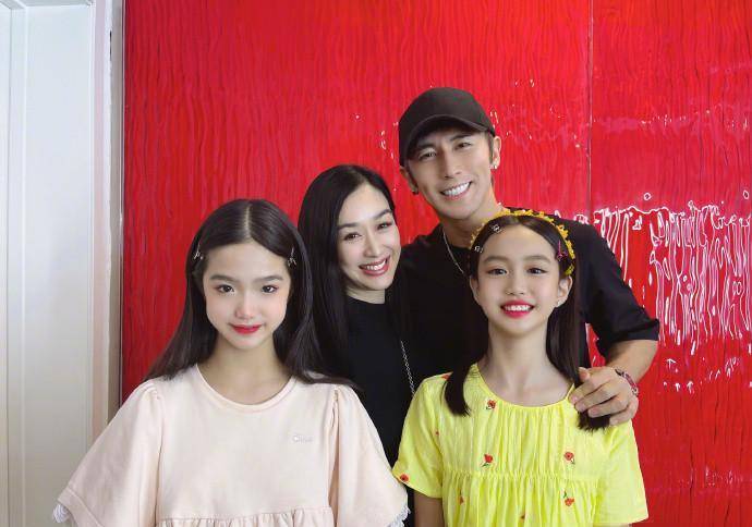 钟丽缇晒和李小璐自拍合影,一起看女儿们走秀_孩子_女性_张伦