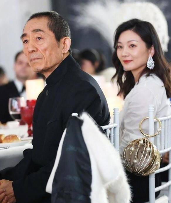 张艺谋携美丽妻子陈婷亮相,衣着高调奢华,傲视名流!_造型_细节_时尚