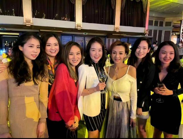 一部《女机器人》,让影迷看遍了各色大美人_叶子楣_电影_许晓丹