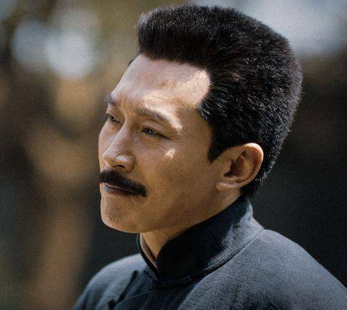 《觉醒年代》演员形神兼备,曹磊学鲁迅字迹,拍摄时风力将近十级_先生